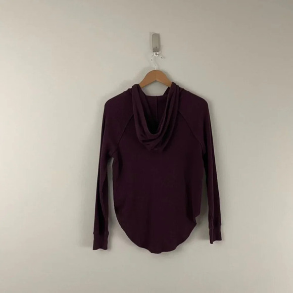 Aritzia TNA Maroon Red Waffle Knit Long Sleeve Hoodie Size XXS - Picture 2 of 6